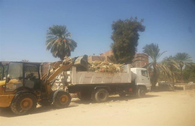 رفع مخلفات الري وتطهير الترع والمصارف بأسيوط