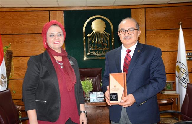 رئيس جامعة أسيوط يتسلم درع الفوز بثاني أفضل جامعة مصرية