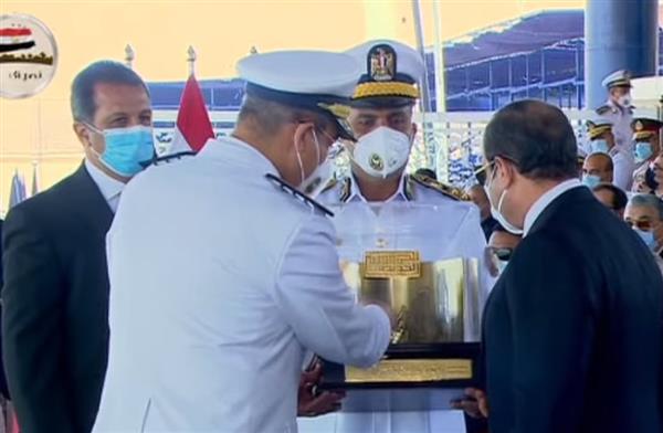 السيسي يتسلم هدية تذكارية من رئيس أكاديمية الشرطة