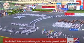  شاهد.. الرئيس السيسى يكرم أوائل دفعة طلاب كلية الشرطة