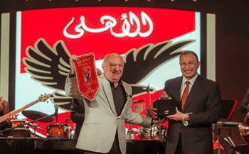 الخطيب يكرم الموسيقار عمر خيرت ويهديه درع وعلم الأهلى