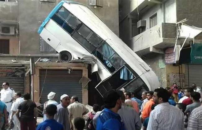 حادث محور صفط اللبن.. سقوط سيارة وجزء من السور  