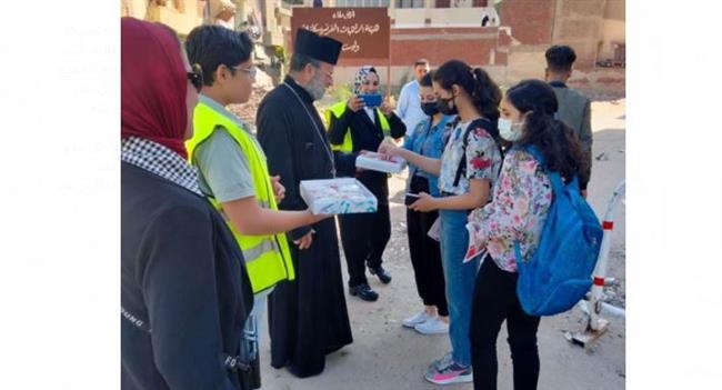 راعي كنيسة بدمياط  يوزع حلوى المولد النبوى على المواطنين