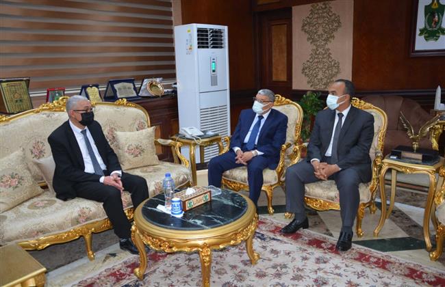 محافظ المنيا يستقبل نقيب الأطباء عقب انتخابات التجديد النصفي