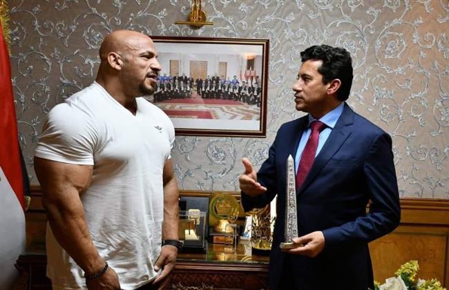 وزير الـرياضة يكرم البطل العالمي بيج رامي 