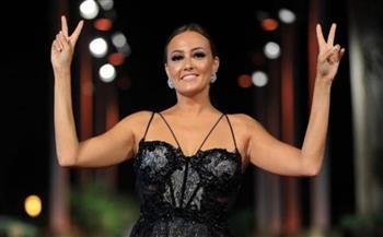 فيديو|| إصابة بشرى لم تمنعها من التألق فى مهرجان الجونة السينمائى