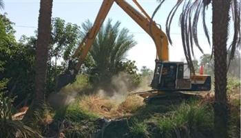 استمرار أعمال إزالة التعديات بالزينية شمال الأقصر