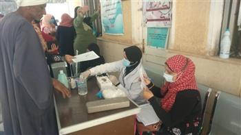 حياة كريمة بقنا.. الكشف على 927 مواطنا في قافلة طبية