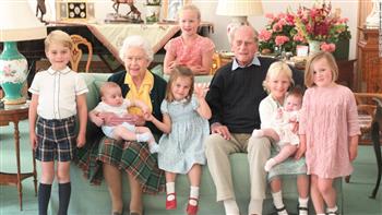   الملكة إليزابيث المسئولة عن أناقة أطفال العائلة الملكيه 