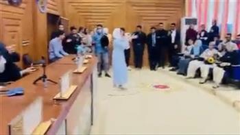 بالفيديو| أول تعليق من صاحبة فيديو كلية الصيدلة «هما اللي طلبوا مني»
