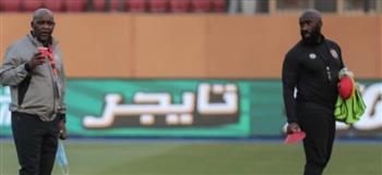 صور| الجهاز الفني للأهلي يعاين أرض الملعب قبل انطلاق المباراة