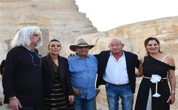   زاهي حواس يلتقي نجوم الفن العالميين أمام ابو الهول 