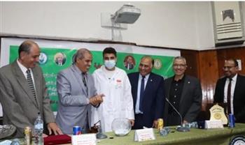 رئيس جامعة الأزهر يشارك في مباراة تنس طاولة مع طلاب الصيدلة الجدد