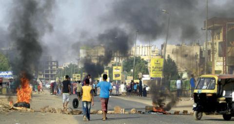 سودانيون يحرقون الإطارات ويضعون المتاريس في الشوارع