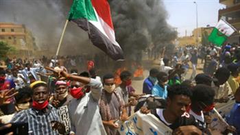   ماذا يحدث فى السودان الآن.. اشتباكات بين متظاهرين والأمن أمام مقر الجيش السوداني