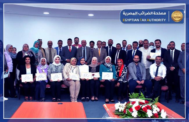 مصلحة الضرائب تكرم العاملين بمركز الإتصالات المتكامل التابع لها 