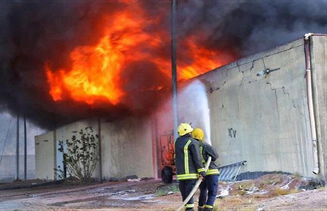 الدفع بـ 10 سيارات إطفاء للسيطرة على حريق مصنع في المرج 