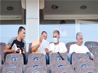 كيروش بصحبة الجهاز الفنى للمنتخب يتابع مباراة البنك والجيش