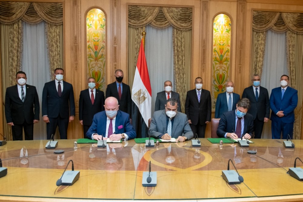 وزير الإنتاج الحربى يشهد توقيع اتفاقية تحالف مع 3 شركات لإنشاء محطات المياه