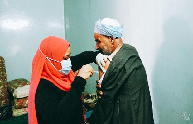 قنا.. القافلة الطبية بـ«الحميدات» تستقبل المواطنين