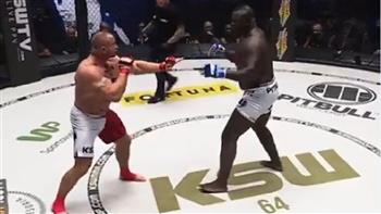   مقاتل يقسو على منافسه بالضربة القاضية خلال 18 ثانية.. فيديو