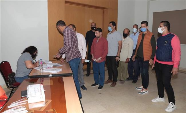 محافظ بني سويف يتابع تطعيم لقاح كورونا