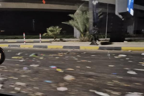 انتشار القمامة في الشوارع الرئيسية  بالإسكندرية ليلا