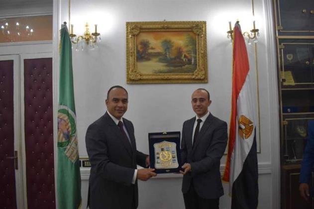 نائب محافظ المنيا يكرم مدير مكتبه لانتهاء فترة عمله 