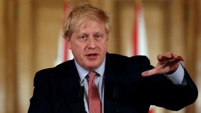 جونسون يستبعد العودة للنموذج الاقتصادي السابق على الرغم من نقص المواد الاستهلاكية والوقود