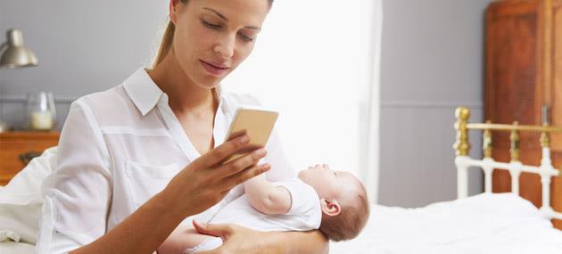 احذري استخدام المحمول اثناء ارضاع طفلك