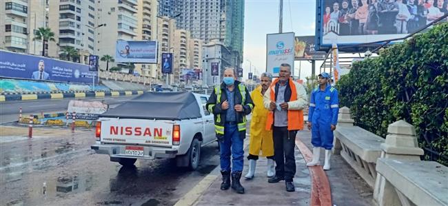 رئيس صرف إسكندرية يتابع أعمال سحب مياه الأمطار أثناء النوة
