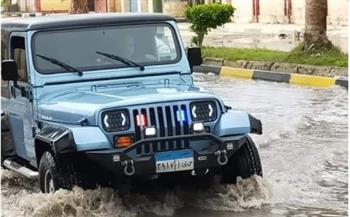   21 متطوع بسيارات دفع رباعى لإغاثة السيارات من الغرق بمياه الأمطار