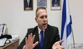   سفير إسرائيل  يمزق تقرير مجلس حقوق الانسان الذي يدين جرائم إسرائيل  بحق الشعب الفلسطيني