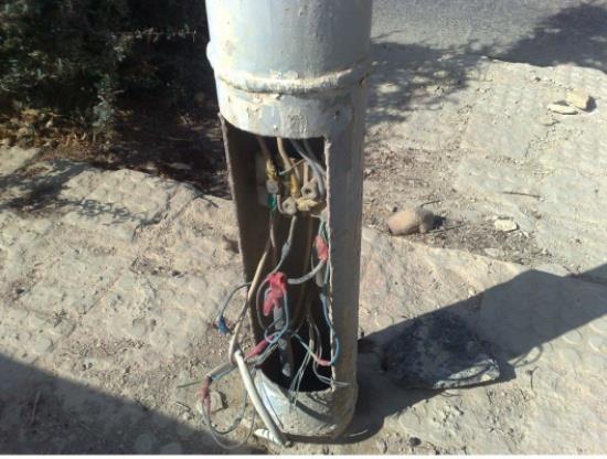 أهالى قرية الكلاحين بقنا يستغيثون من أعمدة الإنارة المتهالكة