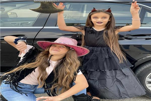 رضوى الشربينى تحتفل بـ عيد الهالوين مع بناتها