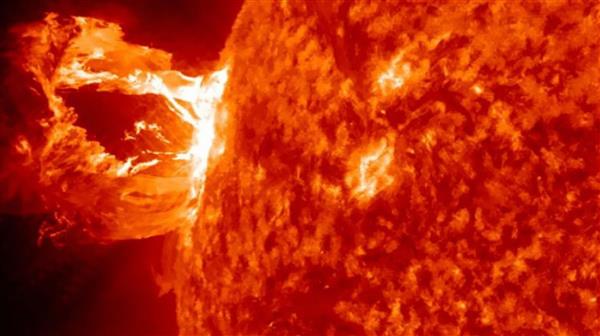 اقتراب انفجار شمسي يهدد كوكب الأرض  .. فيديو