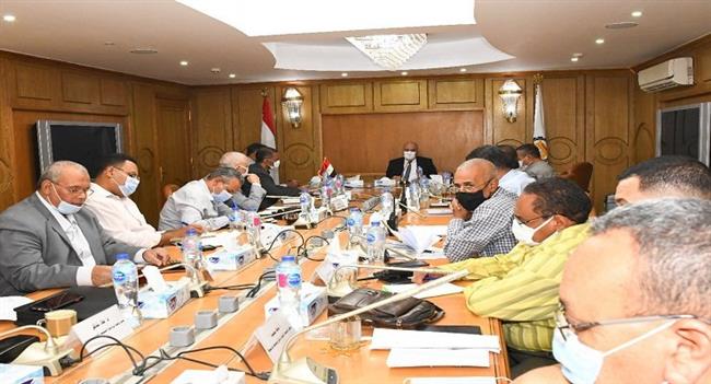 «الداودي» يتابع الموقف التنفيذي لمشروعات الصرف الصحي بقنا 