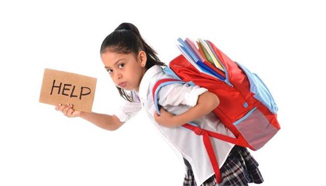 احذروا.. مضاعفات حمل حقيبة المدرسة