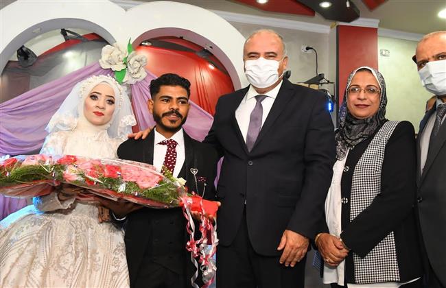 محافظ قنا وكيلا عن فتاة يتيمة أثناء عقد قرانها 