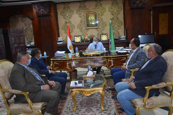 محافظ المنيا يعقد اجتماعاً لبدء الإزالة الفورية للتعديات على النيل