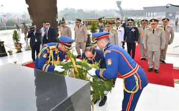   الرئيس يضع أكاليل الزهور على قبر الجندى المجهول و«السادات» و«ناصر» 