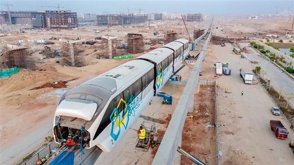 النقل تحتفل بذكرى نصر أكتوبر بتثيبت أول قطار مونوريل على المسار الجديد