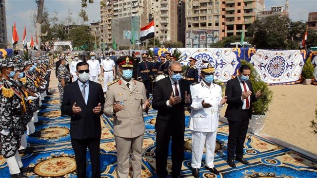 محافظ القليوبية ومدير الأمن يضعان إكليل الزهور على النصب التذكارى للجندى المجهول