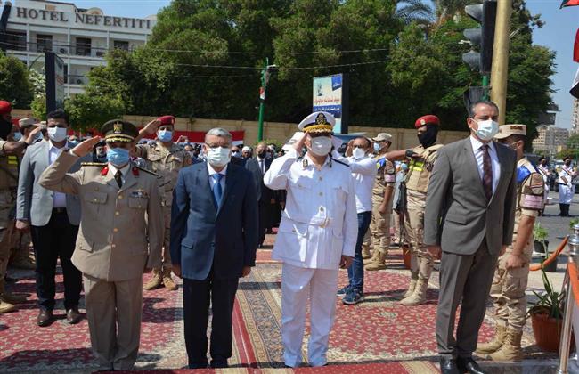 محافظ المنيا يضع إكليلا من الزهور على النصب التذكارى