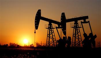   أسعار النفط تهبط من أعلى مستوياتها في عدة سنوات
