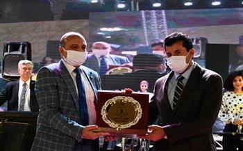 وزير الرياضة يكرم المتفوقين من أعضاء مركز التنمية الشبابية بالجزيرة