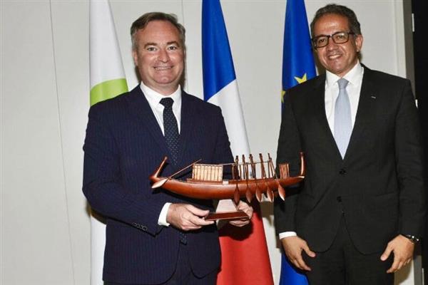 العناني: يستهل لقاءاته الرسمية بالعاصمة الفرنسية باريس بلقاء نظيره الفرنسي
