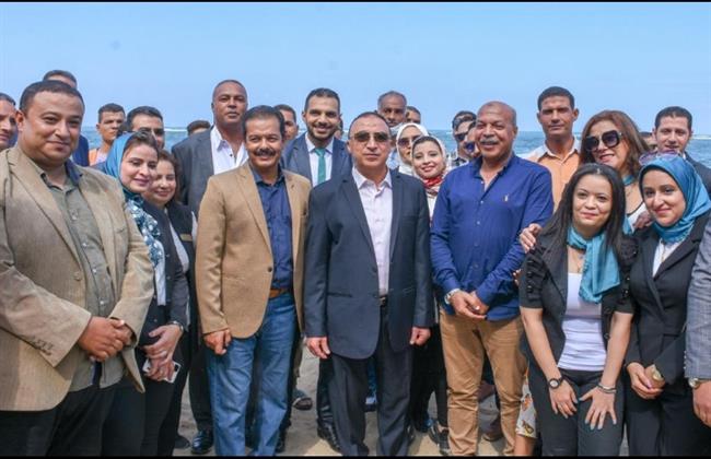 محافظ الإسكندرية يكرم الإدارة المركزية للسياحة والمصايف 