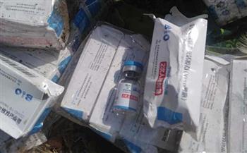 العثور على كميات كبيرة من لقاح كورونا في القمامة بالمنيا.. صور