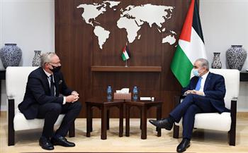   رئيس وزراء فلسطين يبحث التطورات السياسية والاقتصادية مع القنصل السويدي 
